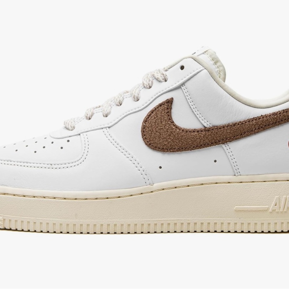 Nike White and Brown Sneakers with Vintage Appeal